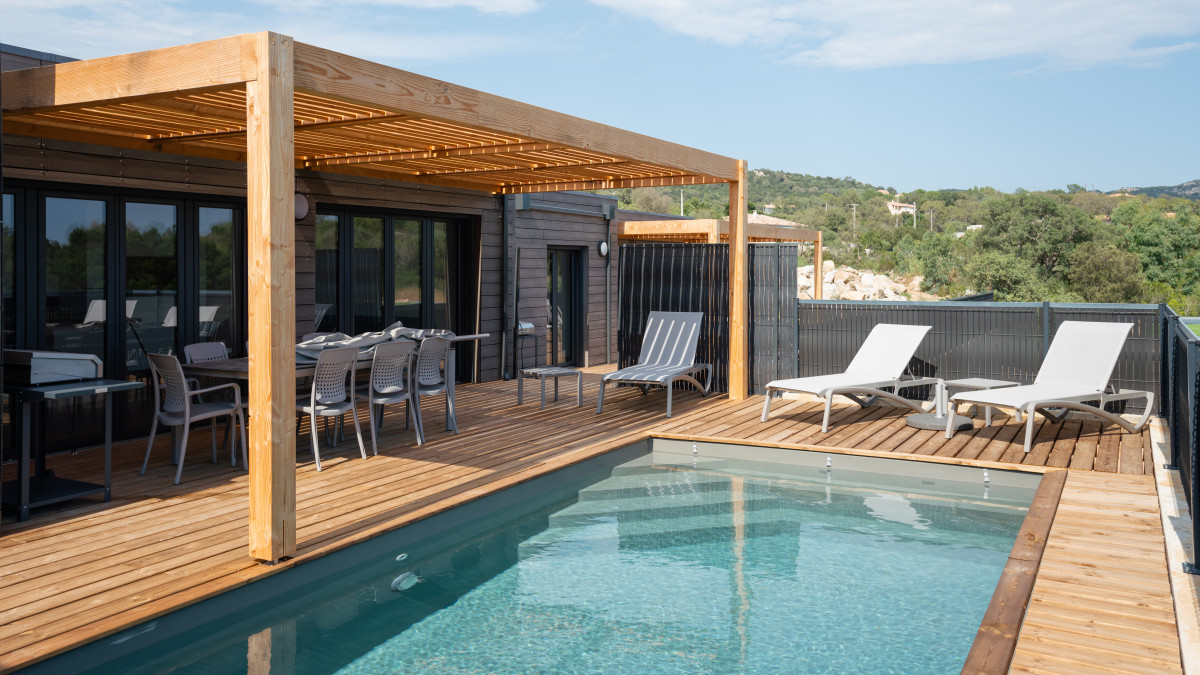 TERRASSES D'ARSELLA, CORSE. CONSTRUCTEUR : KALLISTYLE, ARCHITECTE : NICOLAS GIANNI. inox